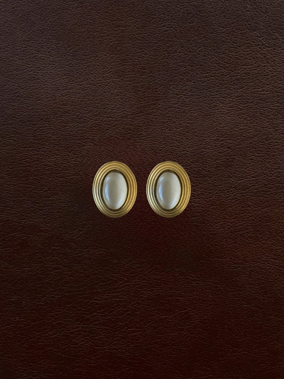 Colección Essence — aretes ovales con piedra natural