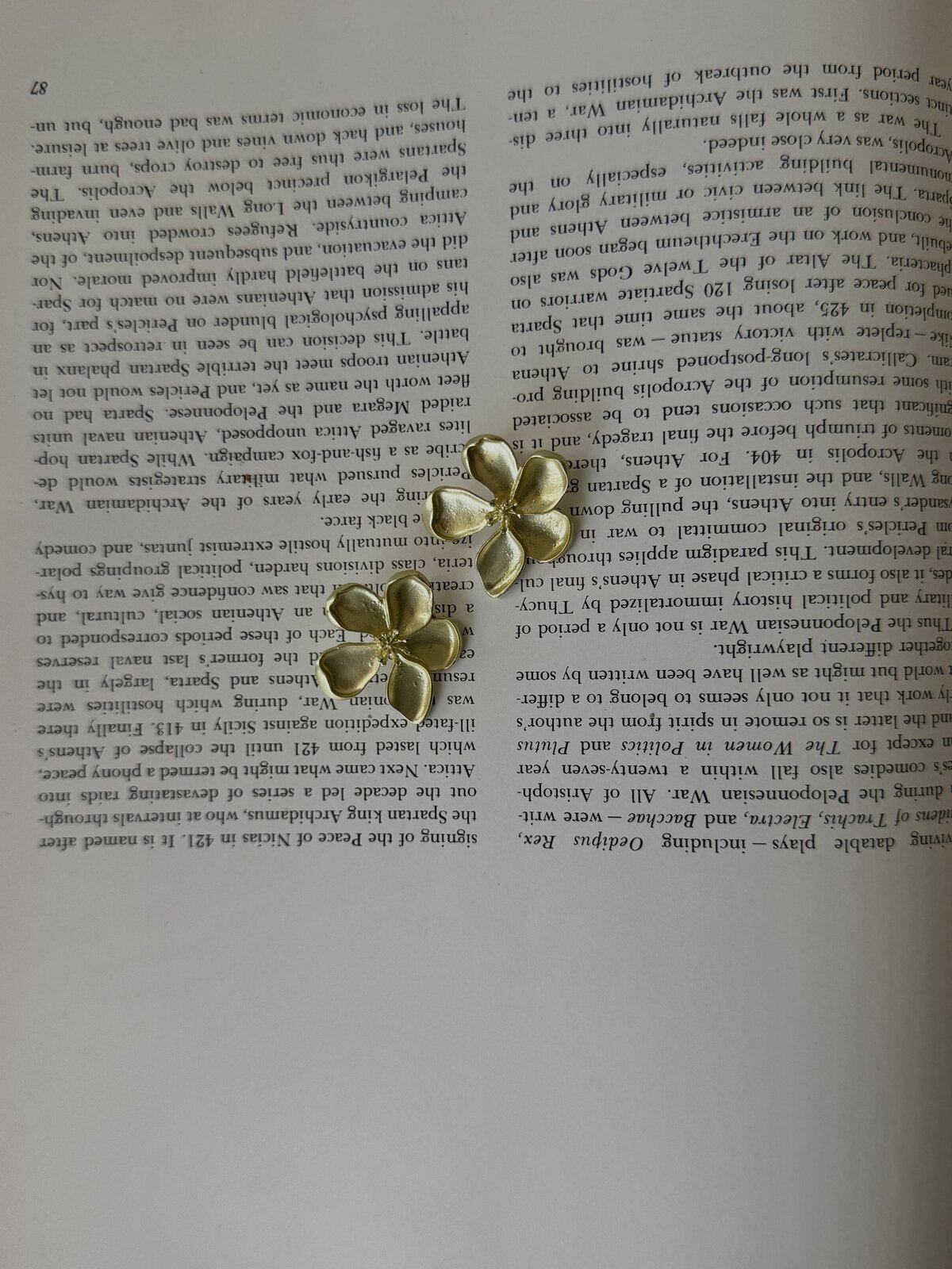 Colección Flower — aretes en forma de flor dorada