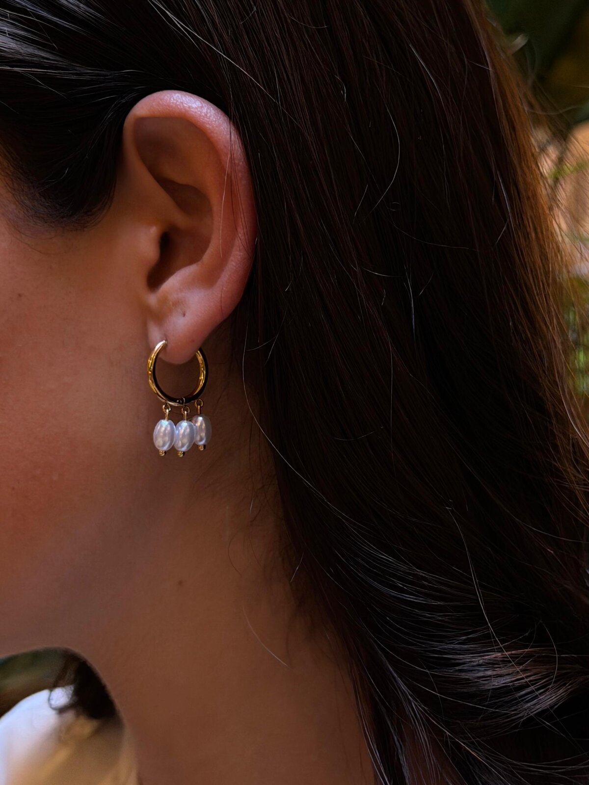 Colección Pearl — aretes huggie con perla colgante